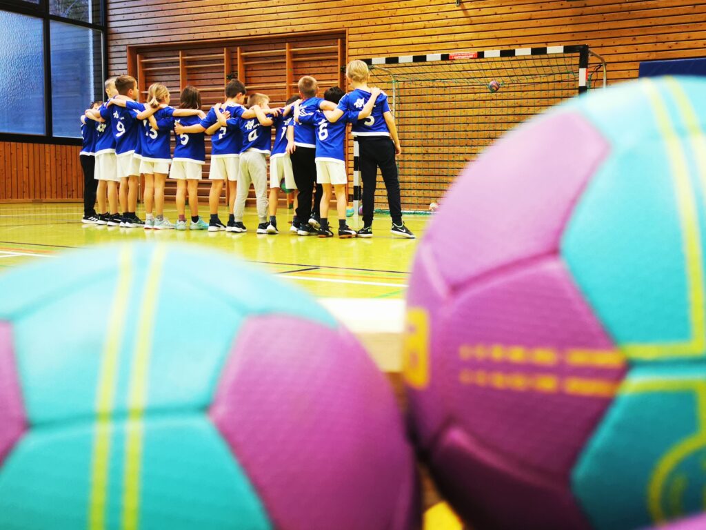 Die F-Jugend des TSV Hirsau steht mit bunten Gymnastikbällen in der Sporthalle für ein Gruppenfoto bereit.