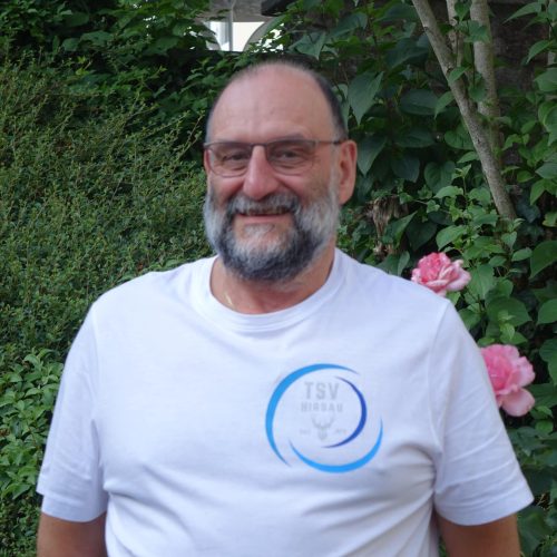 1. Vorstand TSV Hirsau – Walter Koch Walter Koch, 1. Vorstand des TSV Hirsau, lächelt in die Kamera – aufgenommen im Grünen.