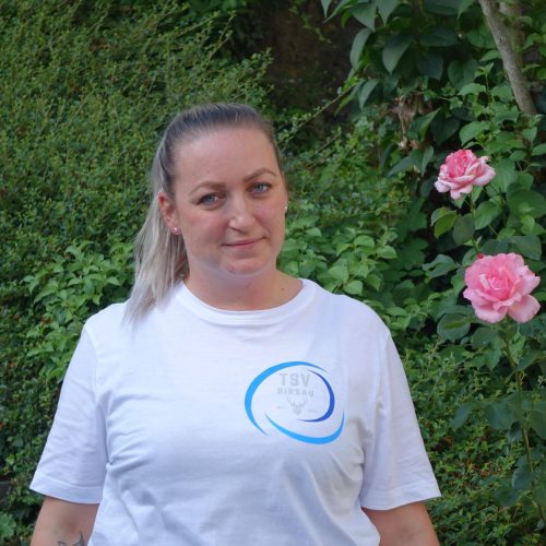 Viola Òrru – 4. Vorsitzende TSV Hirsau“ Viola Òrru, 4. Vorsitzende des TSV Hirsau, lächelt in die Kamera vor grünem Hintergrund.